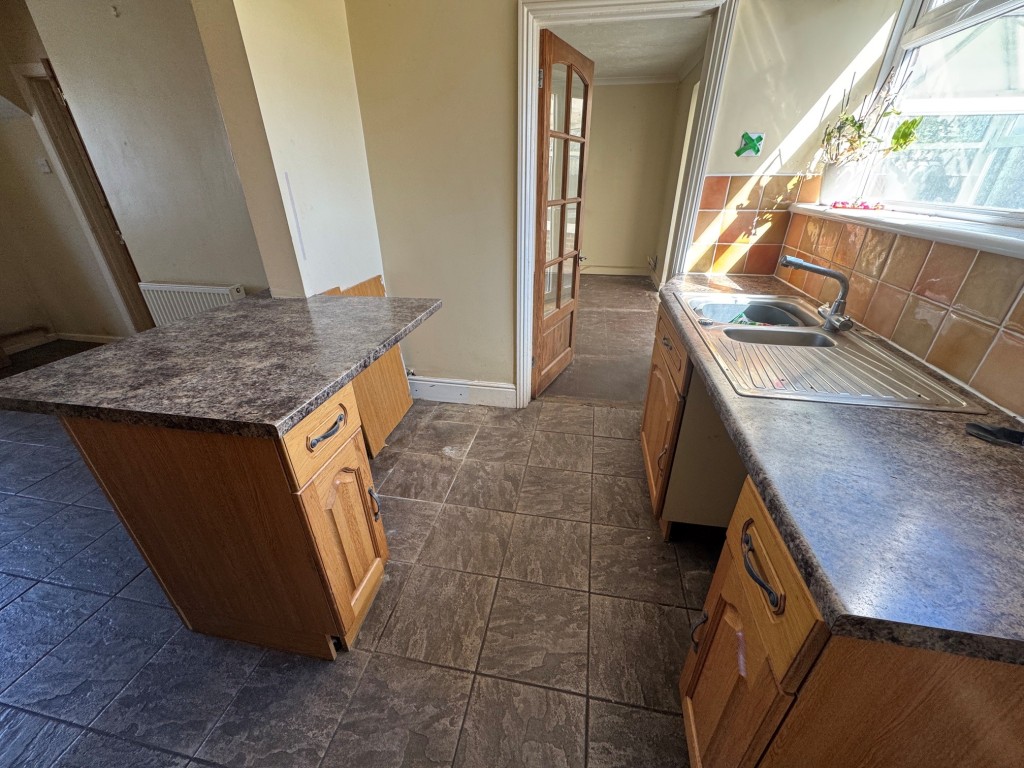 Lot: 127 - SEMI-DETACHED HOUSE IN NEED OF TOTAL REFURBISHMENT - Kitchen alternative view
